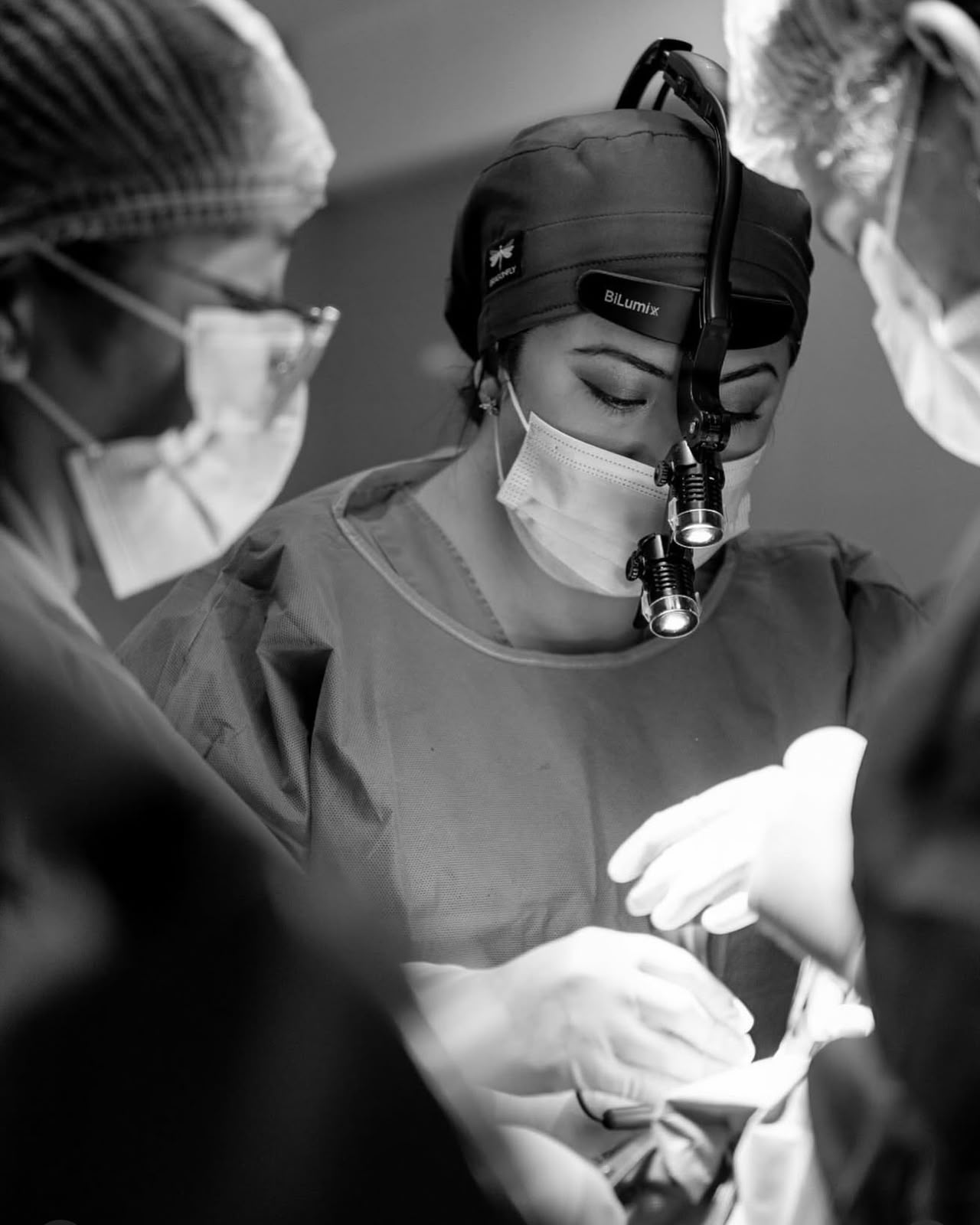 Dra. Alytsa Garcia operando en sala de operaciones
