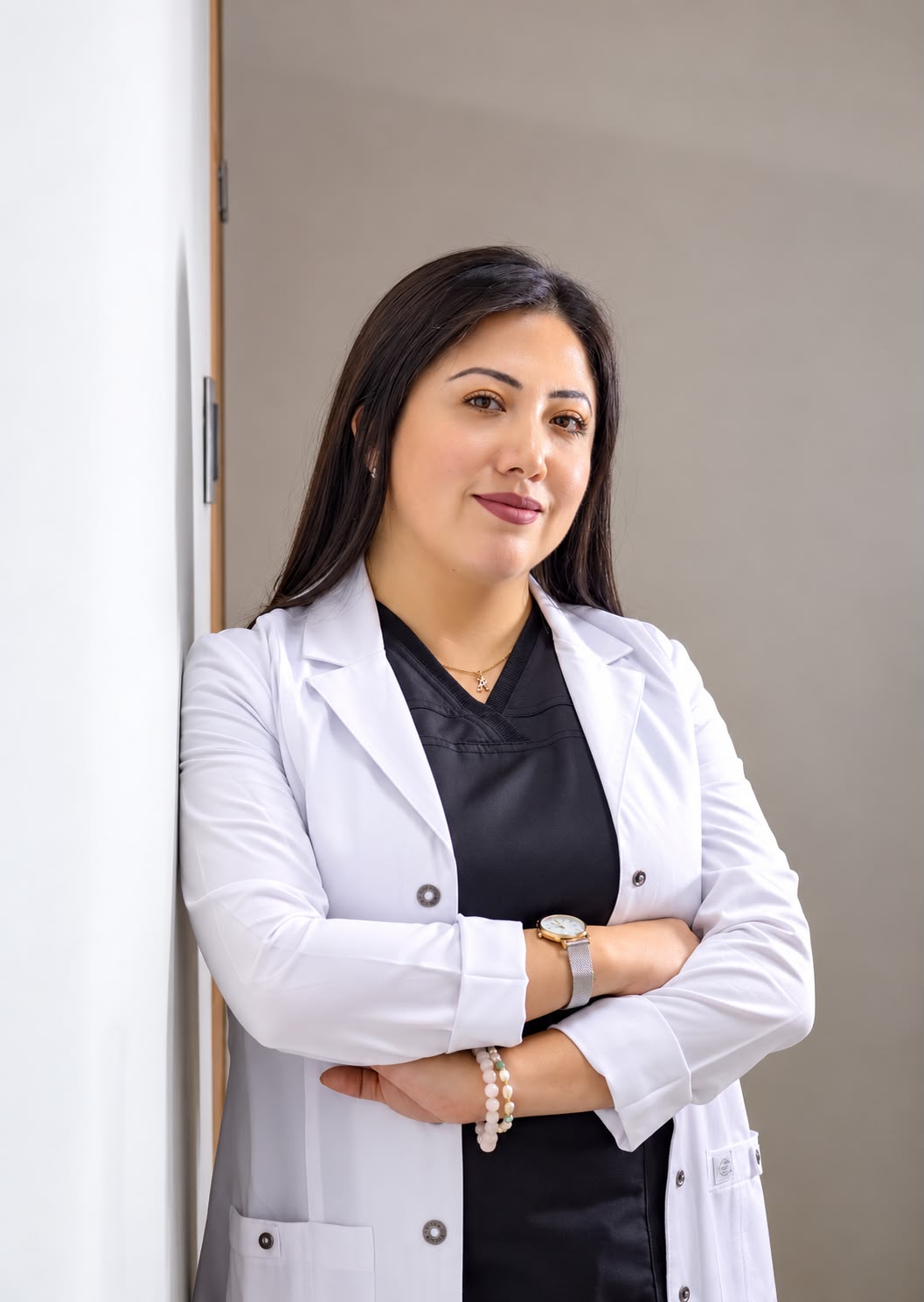 Dra. Alytsa Garcia con mandil blanco en su consultorio