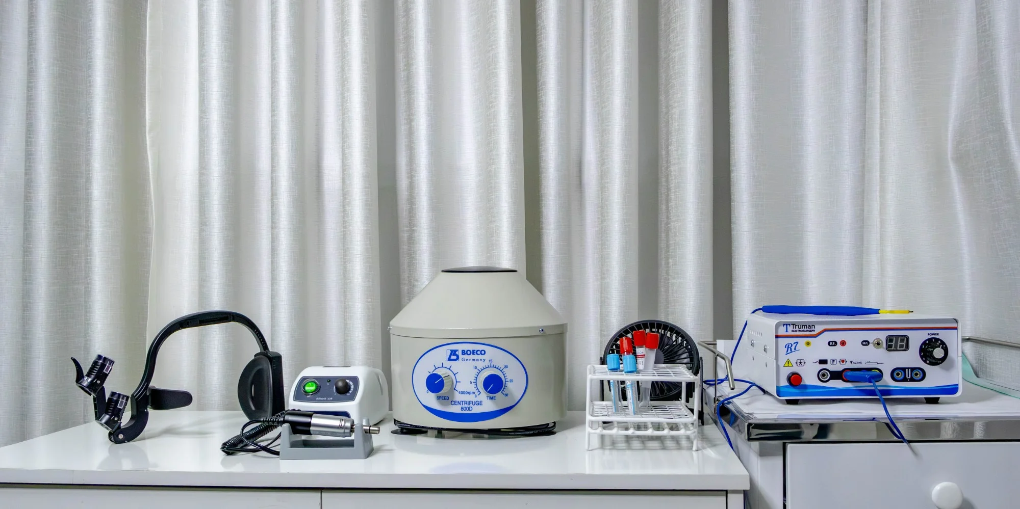 Equipamiento del consultorio: lupas quirúrgicas con luz, micromotor, centrífuga y electrobisturí