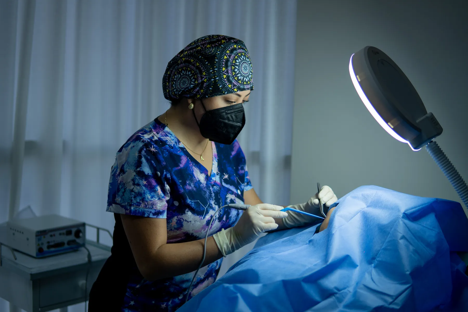 Dra. Alytsa Garcia realizando un procedimiento en consultorio con electrobisturí