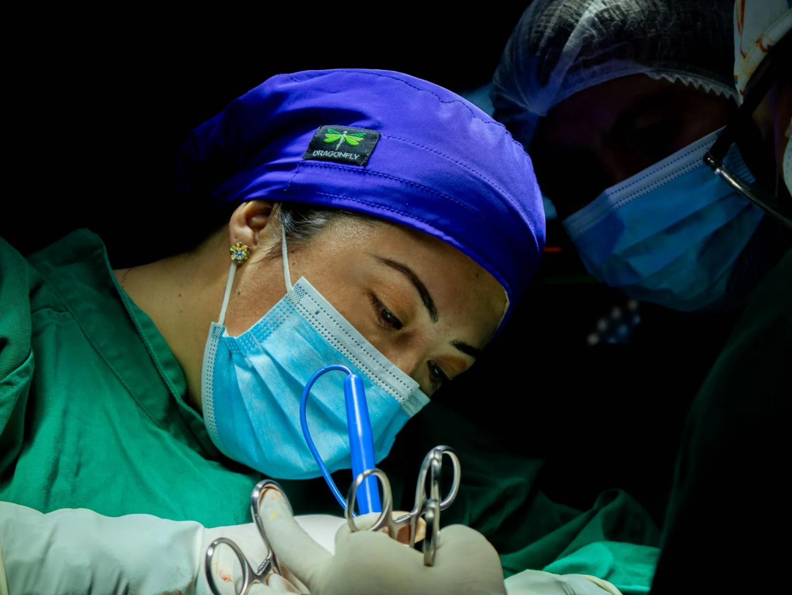 Dra. Alytsa Garcia concentrada durante una cirugía