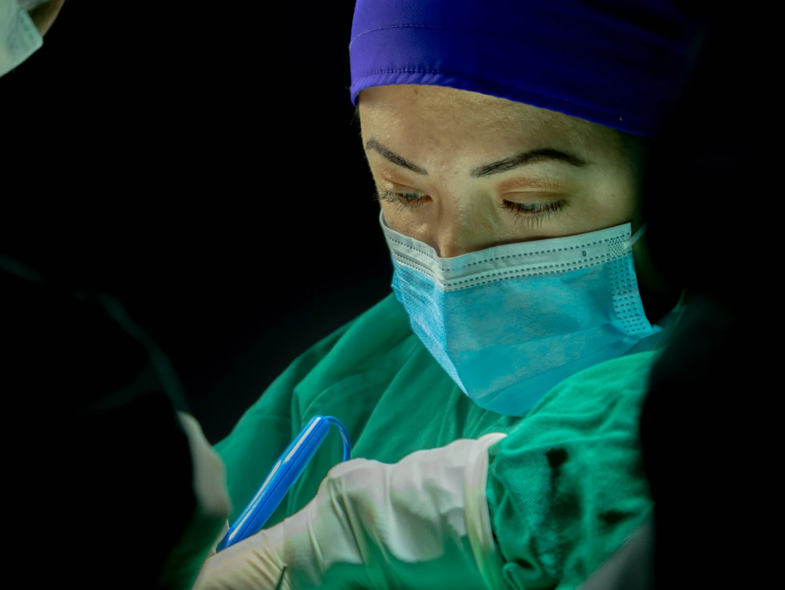 Retrato de la Dra. Alytsa Garcia en sala de operaciones